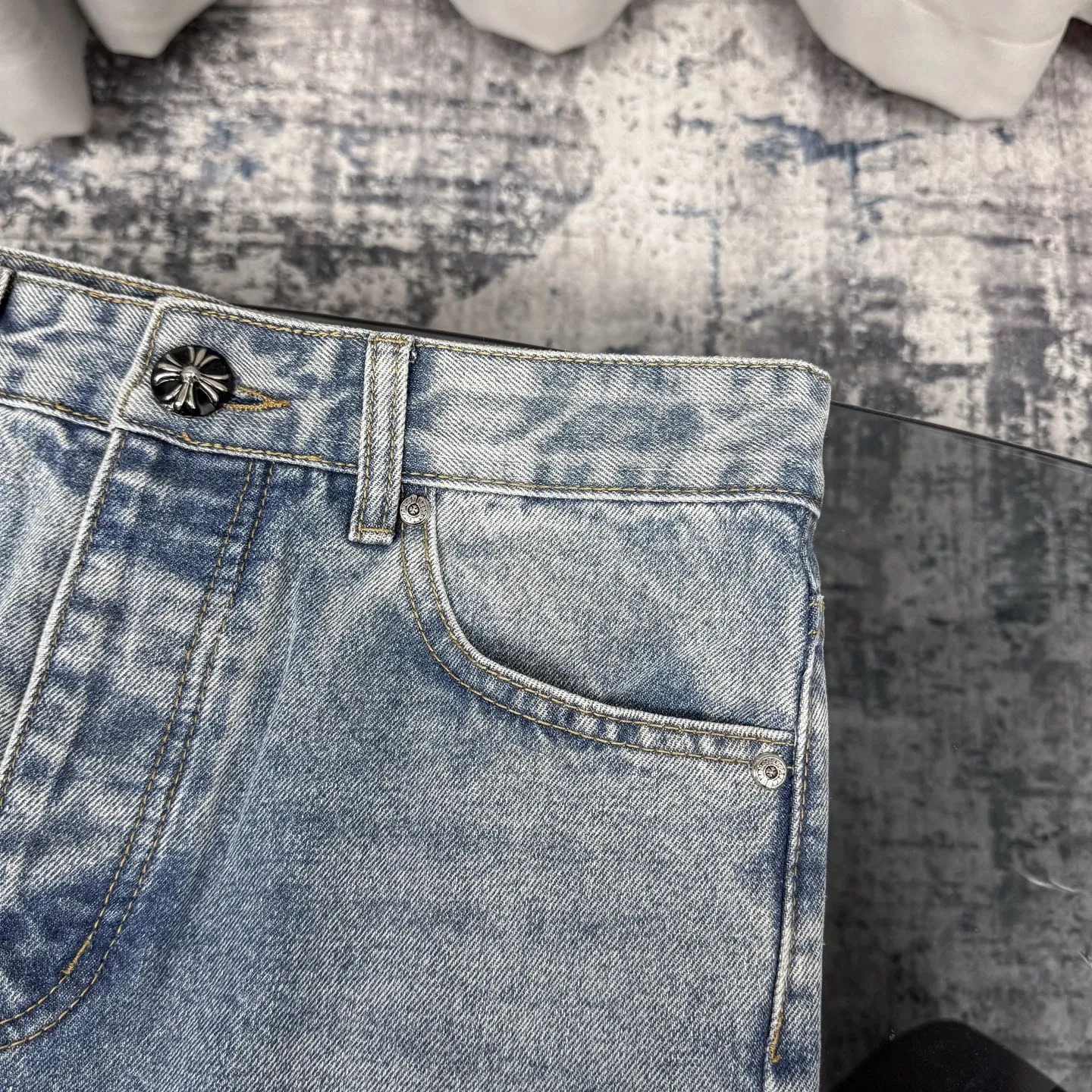 P310 Ch rare co-branded top item Chrome hearts new Chrome heart patchwork patchwork cross stitching micro-flare jeans Top-notch configuration, details are invincible! ! Cleanfit has become very popular in the past two years, and Kroxin’s consistent style is particularly high-end! ! Imported Japanese woven fabric ready-made clothes, genuine leather Crocodile leather labels and waist cloth leather tags are sewn on. The overall process is very cumbersome. The buttons on the trousers fly, rivets, back pockets, and metal decorative plates are all custom-made from molds. After they are finished, they are distressed to create a very effective effect. It has a vintage taste, and has been used by all kinds of big-name European and American celebrities. Kenijima’s cleanfit style has become popular all over the world. Top-grade hardware, pay attention to my detailed photos, the buttons are all detachable, and they are made of 925 engraved silver! ! Match as you like, suitable for both men and women ✔️✔️ Color: Blue Size: S M L XL